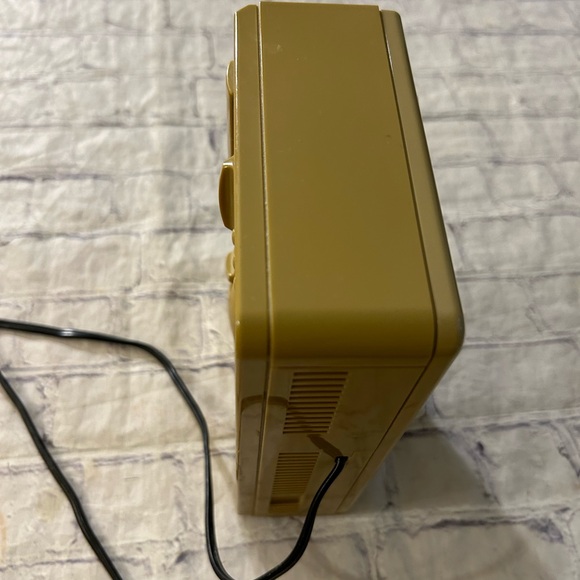 SONY DREAM MACHINE VINTAGE RADIO/CLOCK AM/FM DIGITAL TAN COLOR NO. ICF-C2W - Picture 10 of 12